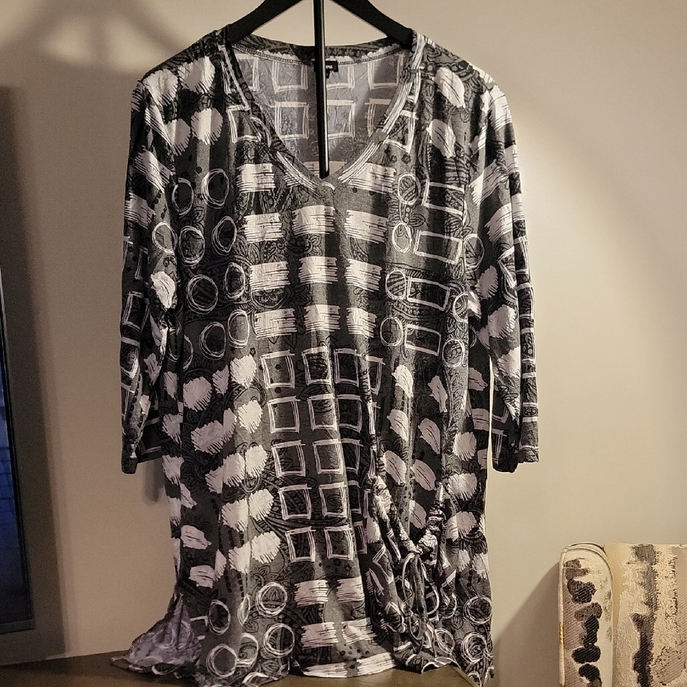 SHAN Black and White Patterned Blouse